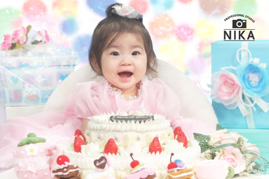 スタジオ二科で撮影されたケーキに囲まれた赤ちゃんの写真
